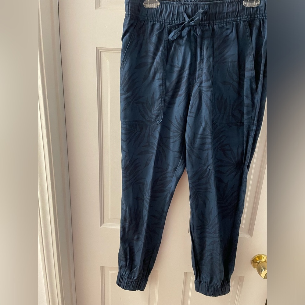 Blue with gray design leggings.  Size medium.  Orvis brand.